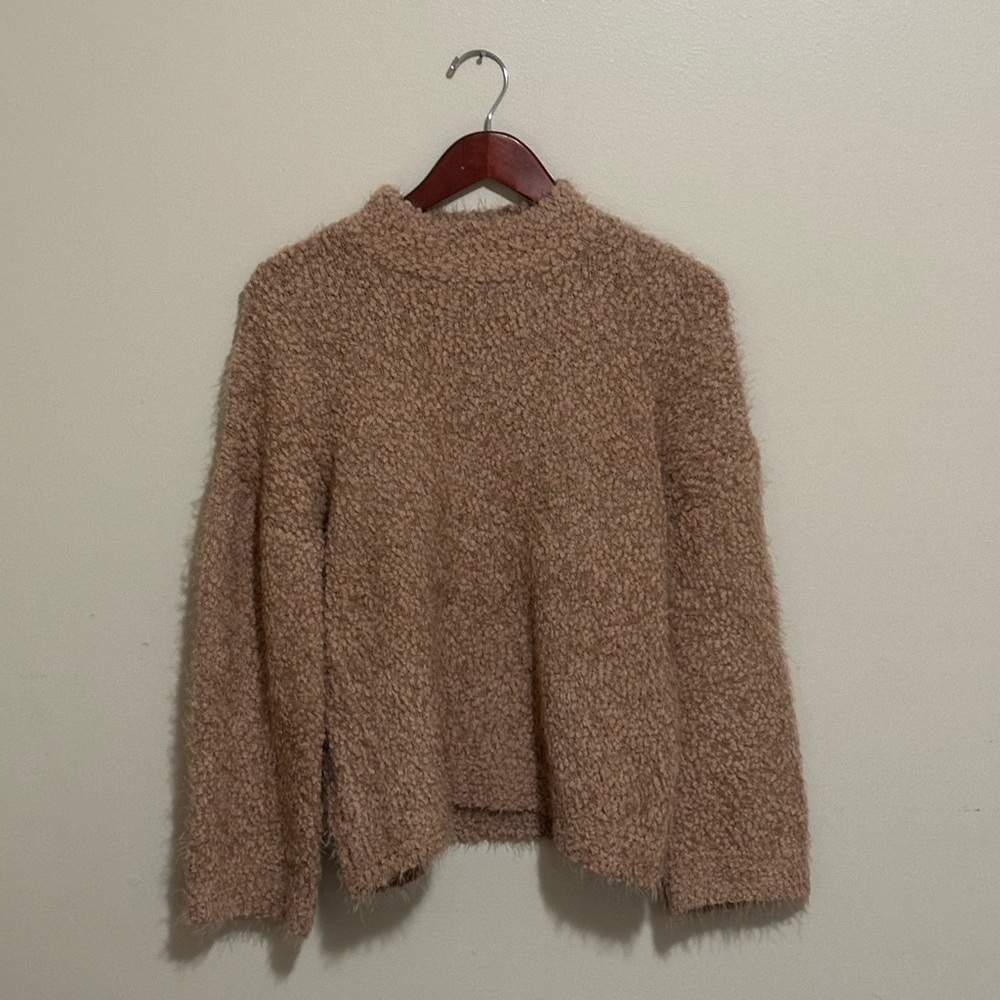 Chelsea & Theodore Cozy sweater in light brown